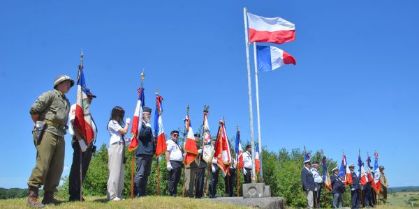 Cérémonie commémorative au monument aux morts et sur le site du Knopp