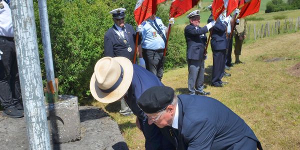 Cérémonie commémorative au monument aux morts et sur le site du Knopp