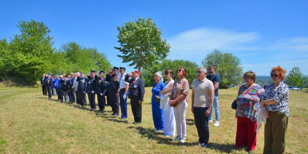 Cérémonie commémorative au monument aux morts et sur le site du Knopp