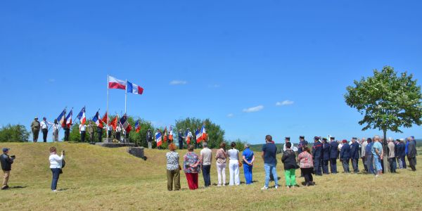 Cérémonie commémorative au monument aux morts et sur le site du Knopp