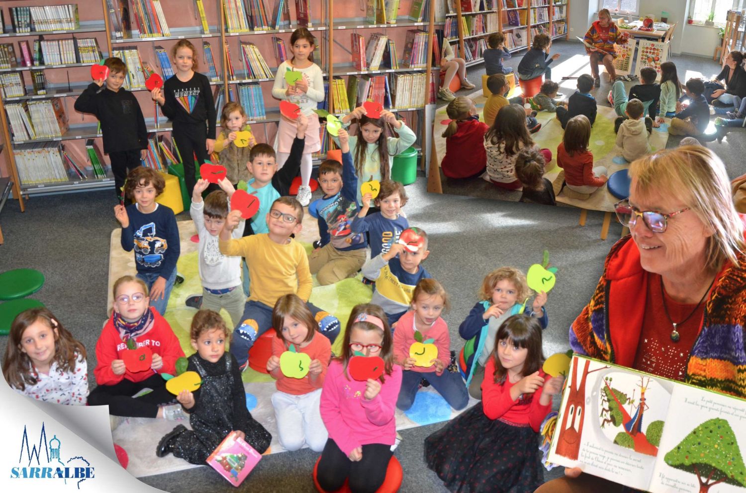 La bibliothèque a invité les enfants à écouter l’histoire du “Petit Pommier“