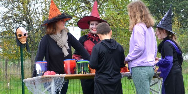 Halloween : Les enfants des écoles de Rech à la rencontre de Sophie la Sauve Souris !!!