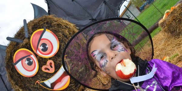 Halloween : Les enfants des écoles de Rech à la rencontre de Sophie la Sauve Souris !!!