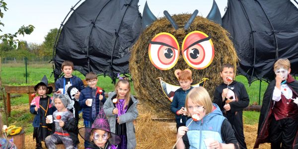 Halloween : Les enfants des écoles de Rech à la rencontre de Sophie la Sauve Souris !!!