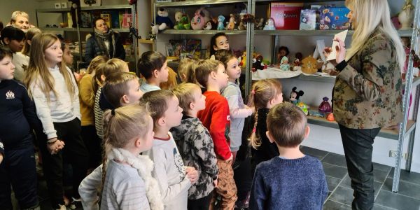 UN DÉCOR DE VITRINE RÉALISÉ PAR DES ENFANTS