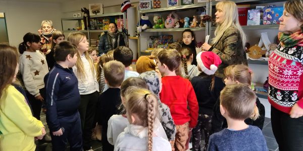 UN DÉCOR DE VITRINE RÉALISÉ PAR DES ENFANTS