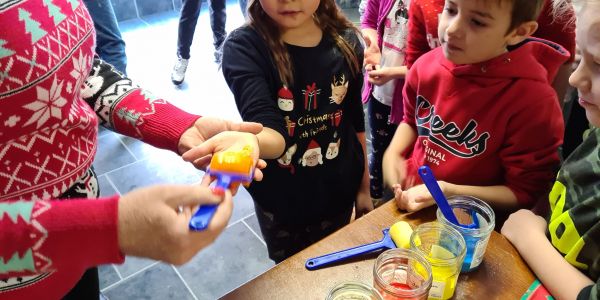 UN DÉCOR DE VITRINE RÉALISÉ PAR DES ENFANTS