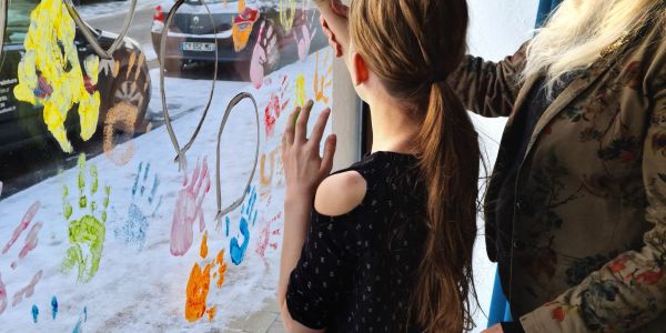 UN DÉCOR DE VITRINE RÉALISÉ PAR DES ENFANTS