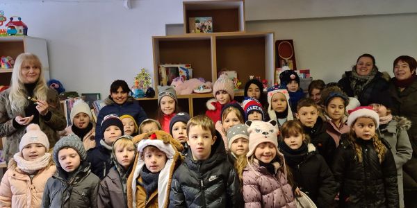 UN DÉCOR DE VITRINE RÉALISÉ PAR DES ENFANTS