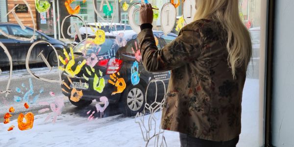 UN DÉCOR DE VITRINE RÉALISÉ PAR DES ENFANTS