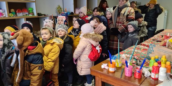 UN DÉCOR DE VITRINE RÉALISÉ PAR DES ENFANTS