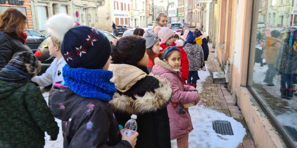 UN DÉCOR DE VITRINE RÉALISÉ PAR DES ENFANTS