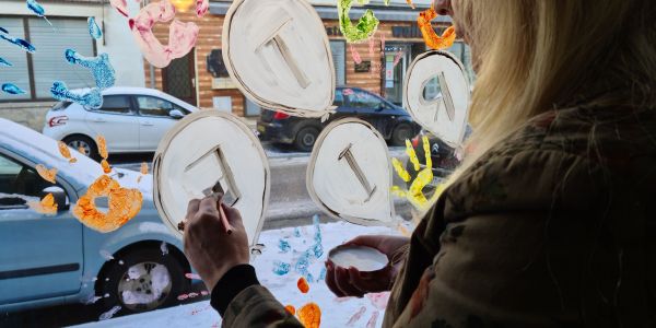 UN DÉCOR DE VITRINE RÉALISÉ PAR DES ENFANTS