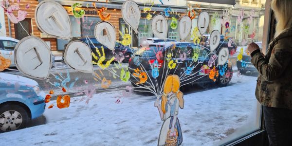 UN DÉCOR DE VITRINE RÉALISÉ PAR DES ENFANTS