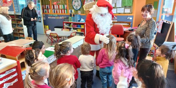 LE PÈRE NOËL EST PASSÉ DANS NOS ÉCOLES !