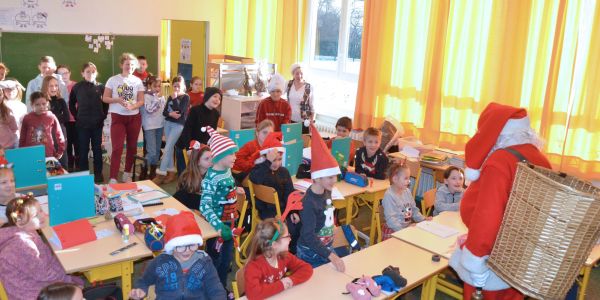 LE PÈRE NOËL EST PASSÉ DANS NOS ÉCOLES !