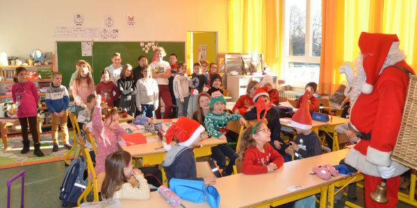 LE PÈRE NOËL EST PASSÉ DANS NOS ÉCOLES !