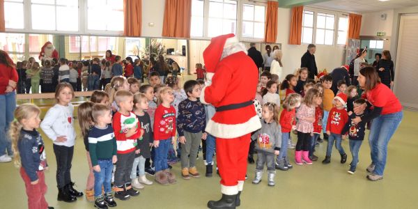 LE PÈRE NOËL EST PASSÉ DANS NOS ÉCOLES !