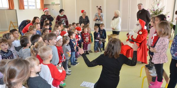 LE PÈRE NOËL EST PASSÉ DANS NOS ÉCOLES !