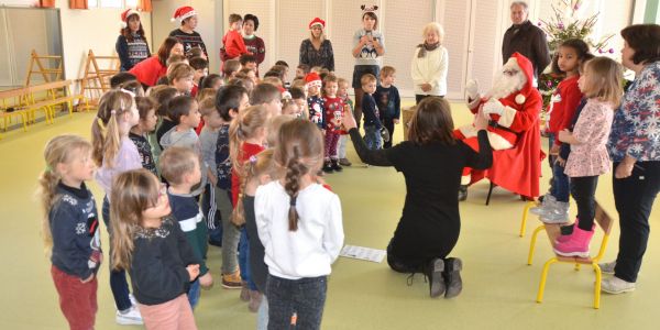 LE PÈRE NOËL EST PASSÉ DANS NOS ÉCOLES !