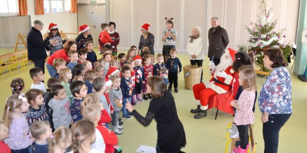 LE PÈRE NOËL EST PASSÉ DANS NOS ÉCOLES !