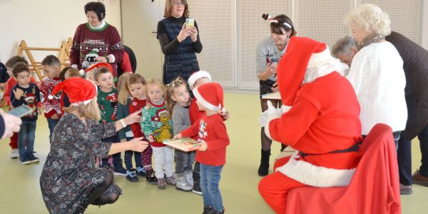 LE PÈRE NOËL EST PASSÉ DANS NOS ÉCOLES !