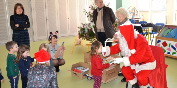 LE PÈRE NOËL EST PASSÉ DANS NOS ÉCOLES !