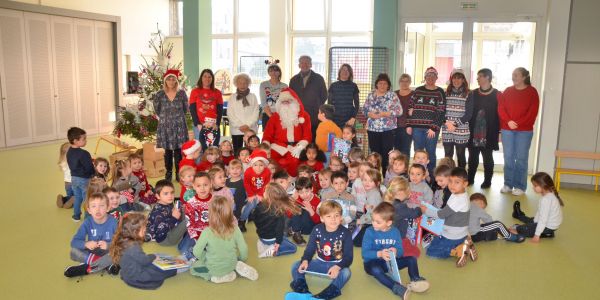 LE PÈRE NOËL EST PASSÉ DANS NOS ÉCOLES !