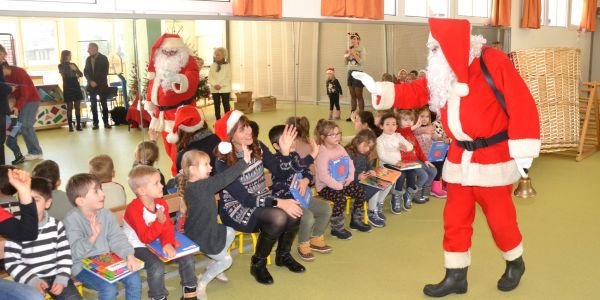 LE PÈRE NOËL EST PASSÉ DANS NOS ÉCOLES !