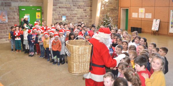 LE PÈRE NOËL EST PASSÉ DANS NOS ÉCOLES !