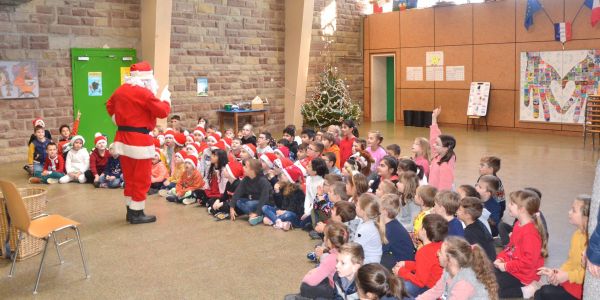 LE PÈRE NOËL EST PASSÉ DANS NOS ÉCOLES !