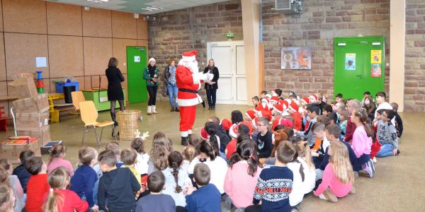 LE PÈRE NOËL EST PASSÉ DANS NOS ÉCOLES !