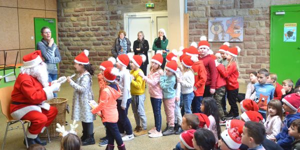 LE PÈRE NOËL EST PASSÉ DANS NOS ÉCOLES !