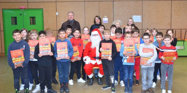 LE PÈRE NOËL EST PASSÉ DANS NOS ÉCOLES !