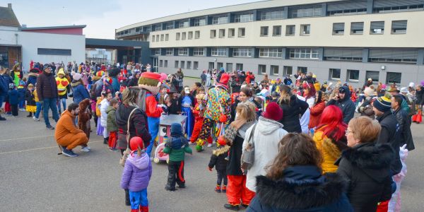 DÉFILÉ ET JOLIS COSTUMES POUR FÊTER CARNAVAL À SARRALBE