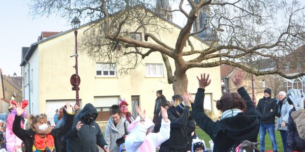 DÉFILÉ ET JOLIS COSTUMES POUR FÊTER CARNAVAL À SARRALBE