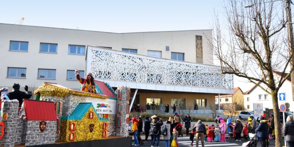 DÉFILÉ ET JOLIS COSTUMES POUR FÊTER CARNAVAL À SARRALBE