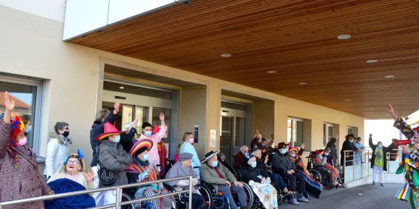 DÉFILÉ ET JOLIS COSTUMES POUR FÊTER CARNAVAL À SARRALBE