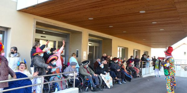 DÉFILÉ ET JOLIS COSTUMES POUR FÊTER CARNAVAL À SARRALBE