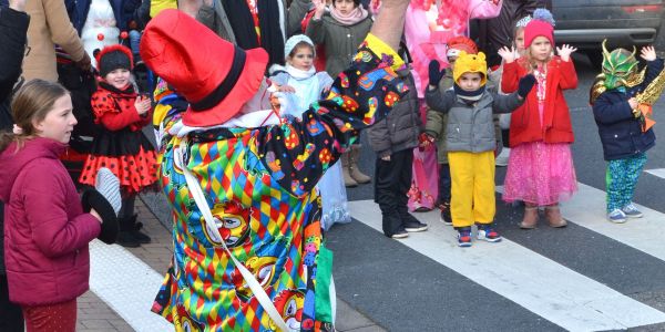 DÉFILÉ ET JOLIS COSTUMES POUR FÊTER CARNAVAL À SARRALBE