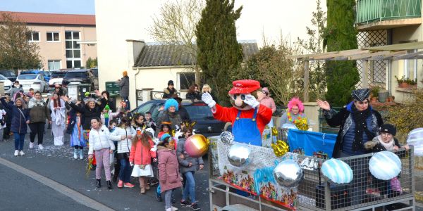 DÉFILÉ ET JOLIS COSTUMES POUR FÊTER CARNAVAL À SARRALBE