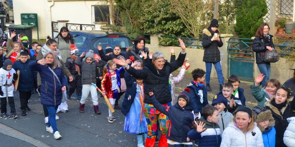 DÉFILÉ ET JOLIS COSTUMES POUR FÊTER CARNAVAL À SARRALBE