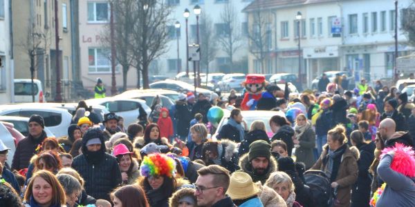 DÉFILÉ ET JOLIS COSTUMES POUR FÊTER CARNAVAL À SARRALBE