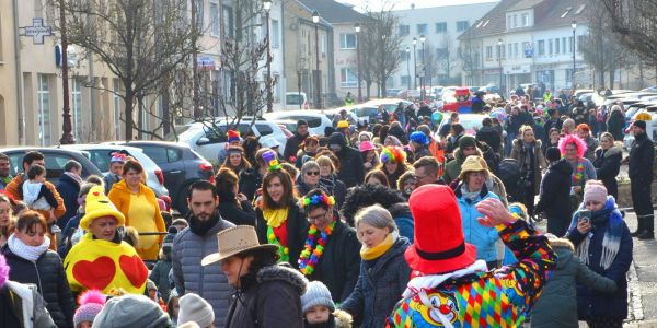 DÉFILÉ ET JOLIS COSTUMES POUR FÊTER CARNAVAL À SARRALBE