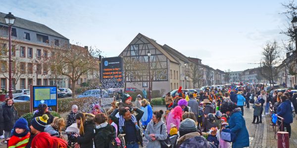 DÉFILÉ ET JOLIS COSTUMES POUR FÊTER CARNAVAL À SARRALBE