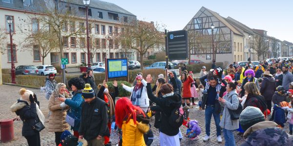 DÉFILÉ ET JOLIS COSTUMES POUR FÊTER CARNAVAL À SARRALBE