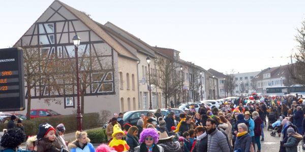 DÉFILÉ ET JOLIS COSTUMES POUR FÊTER CARNAVAL À SARRALBE