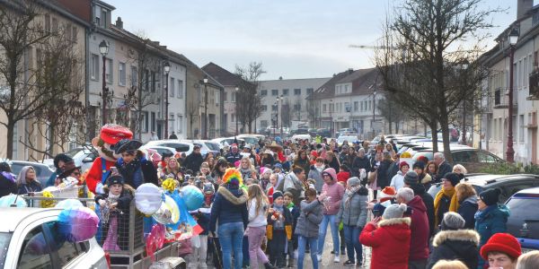 DÉFILÉ ET JOLIS COSTUMES POUR FÊTER CARNAVAL À SARRALBE