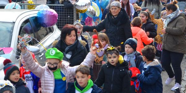 DÉFILÉ ET JOLIS COSTUMES POUR FÊTER CARNAVAL À SARRALBE