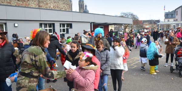 DÉFILÉ ET JOLIS COSTUMES POUR FÊTER CARNAVAL À SARRALBE